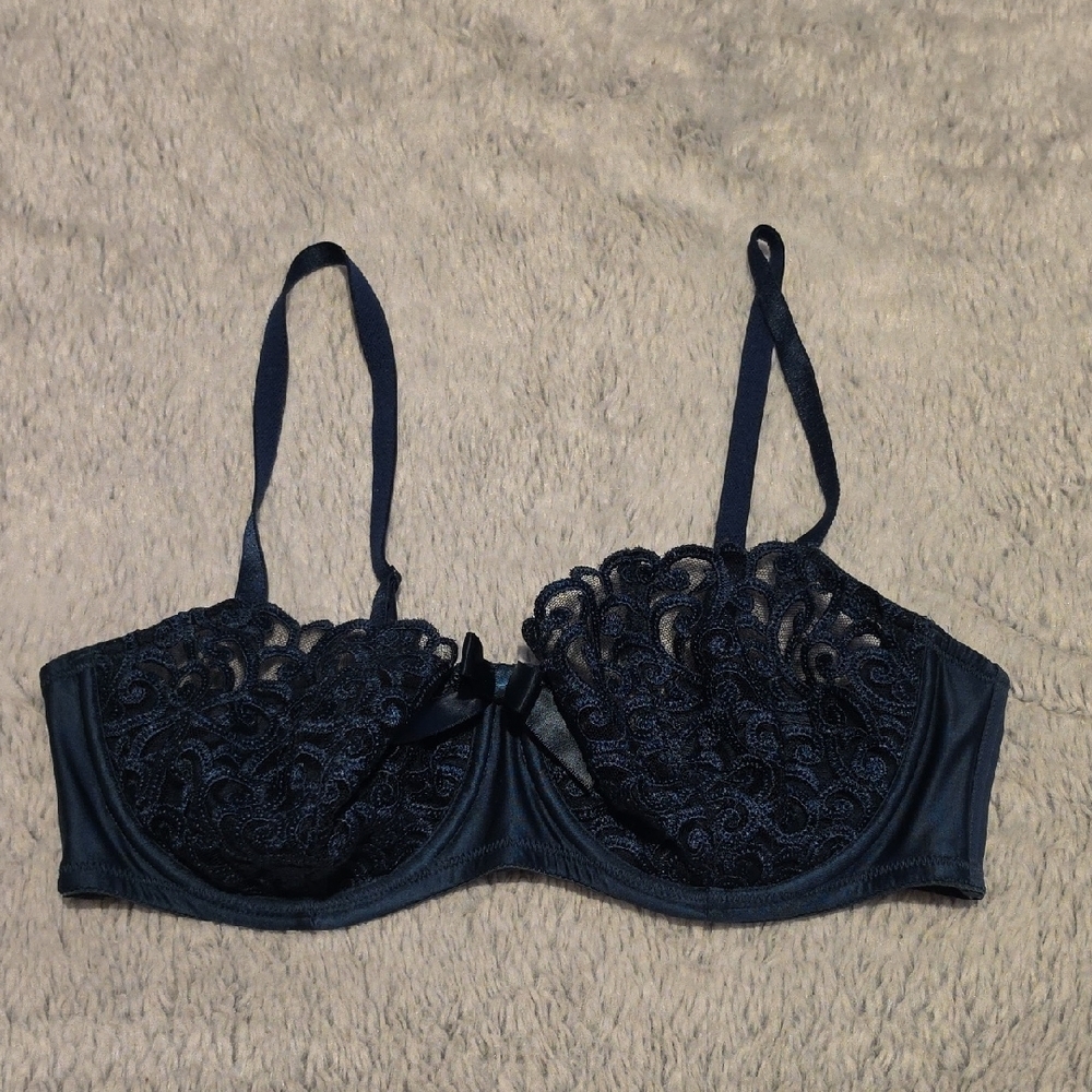 Victoria's Secret Dark Green Lace Underwire Bra Size 36D.